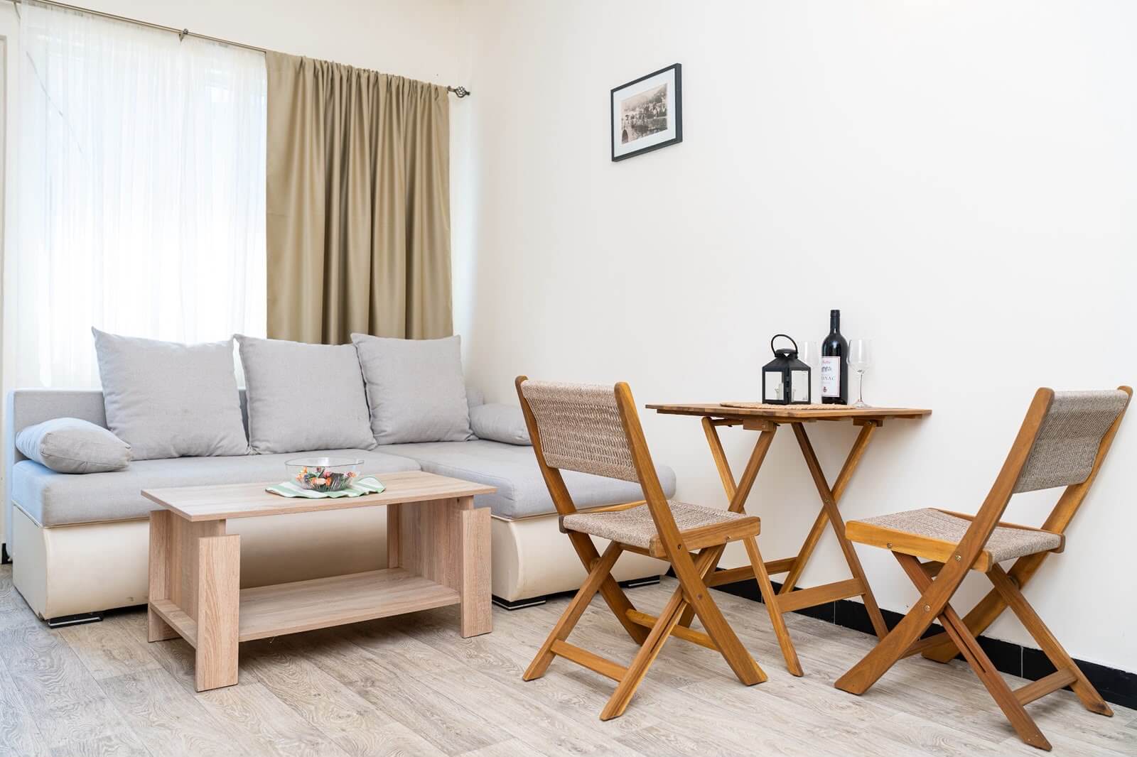 Helles, gemütliches Apartment-Wohnzimmer in Rijeka Crnojevića