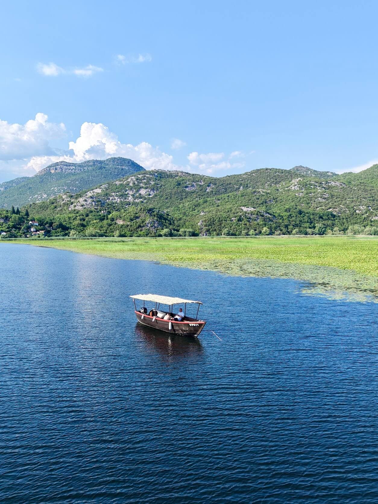 Drohnenaufnahme der gewundenen Wasserkanäle des Skadar Sees