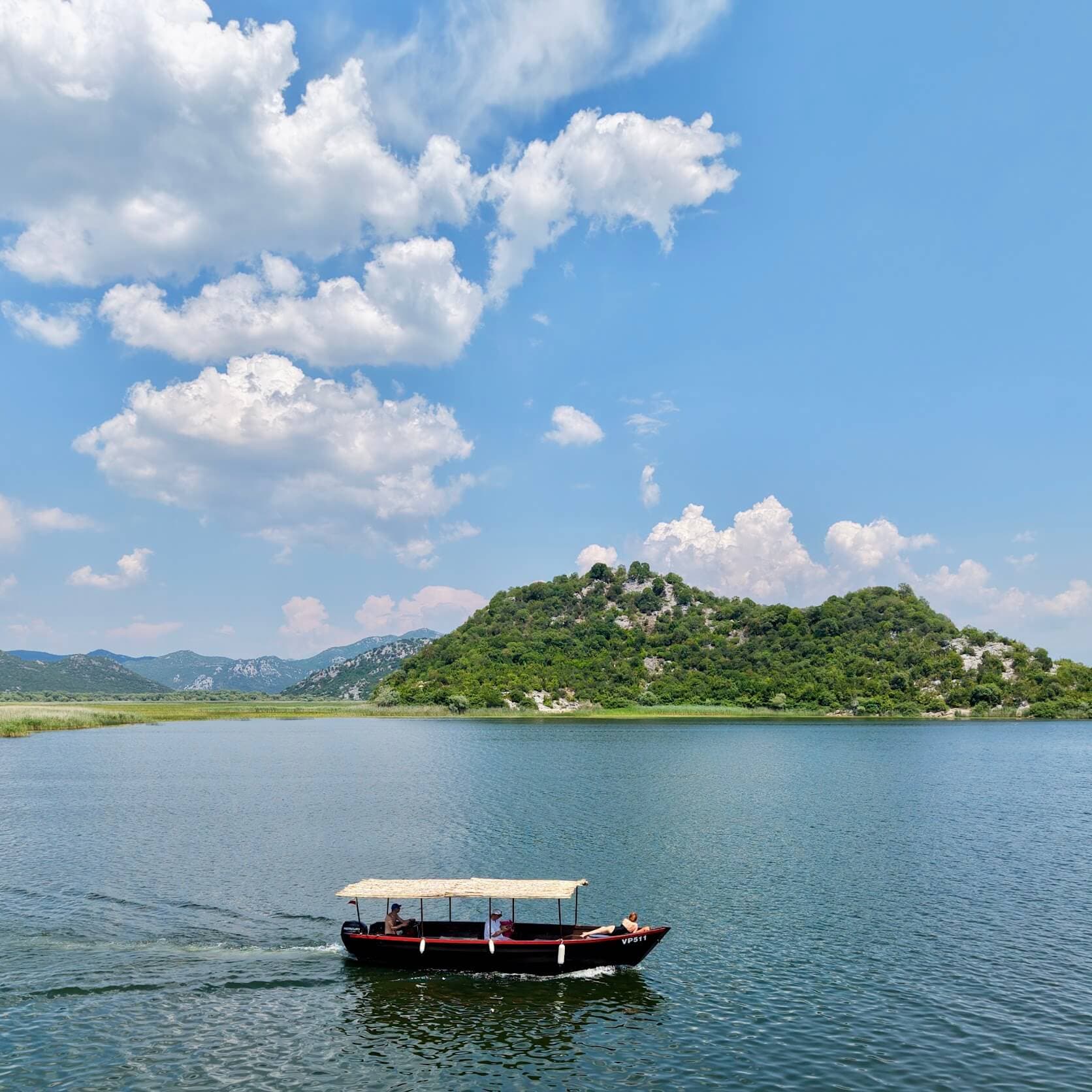 Luftpanorama des offenen Wassers und der Inseln des Skadar Sees