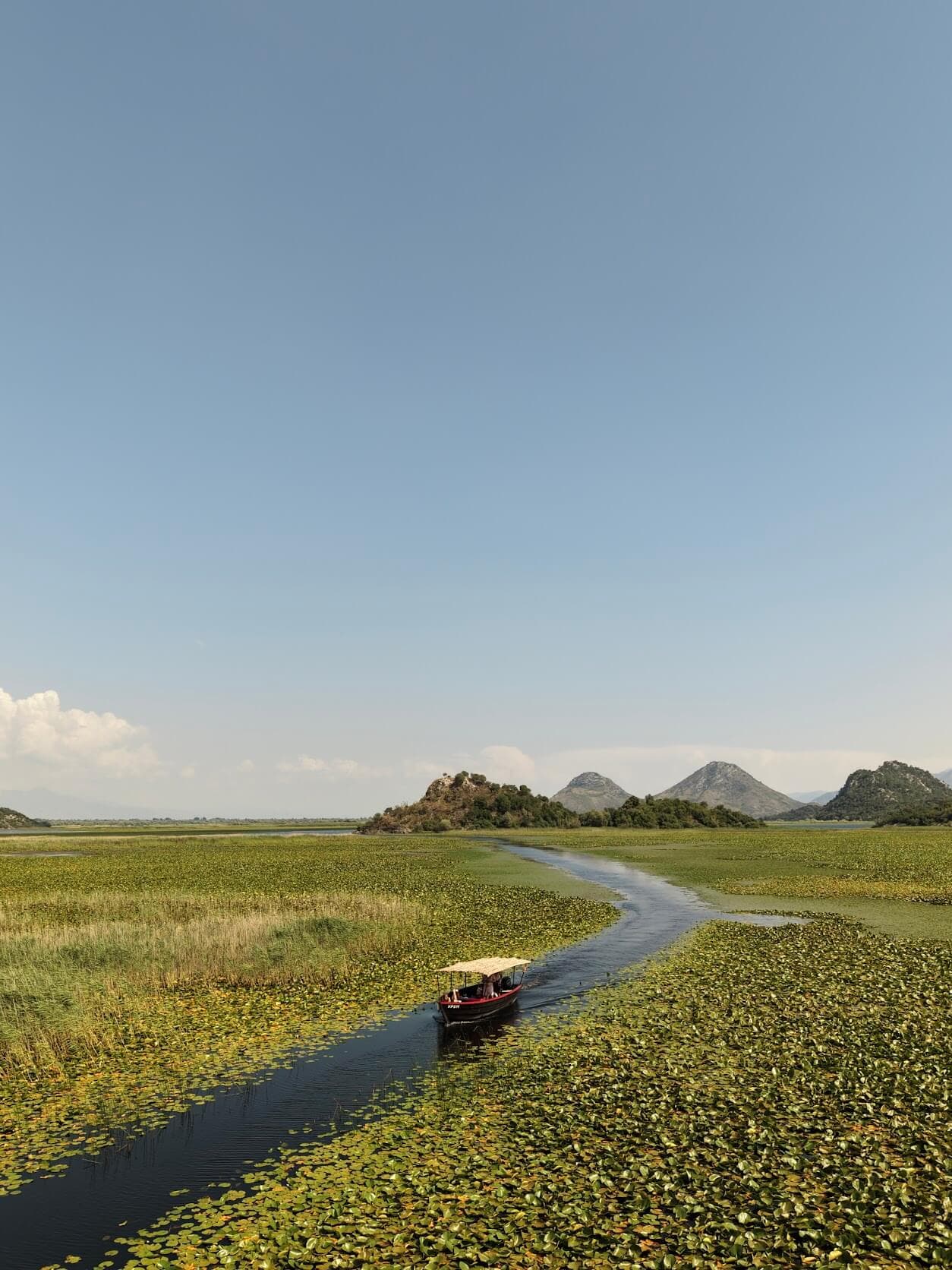 Luftaufnahme der Inseln und Wasserwege des Skadar Sees