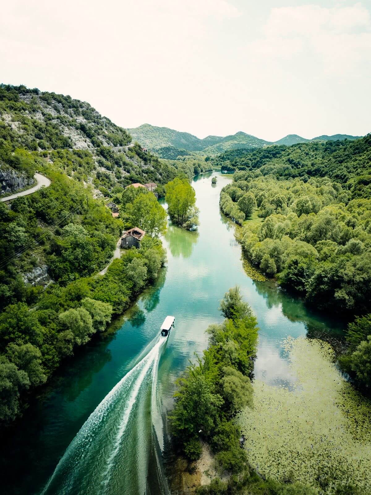Boot der Amazonas-Tour auf den Wasserwegen des Canyons am Skadar See