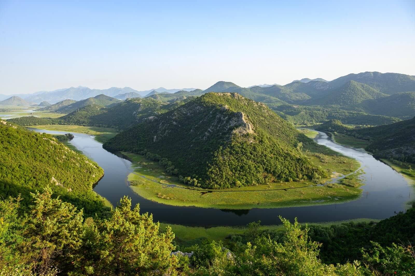 Die hufeisenförmige Flussschleife an der Pavlova Strana, wo sich der Rijeka Crnojevića Richtung Skadar See windet